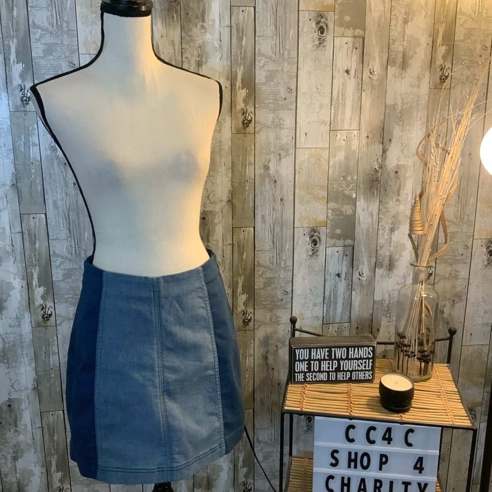 Free People stretchy Blue Denim Mini Skirt. Size 10.